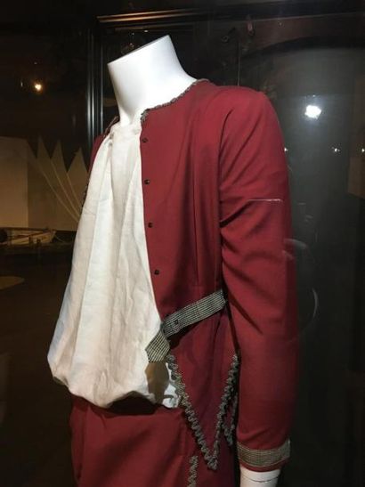 null [TEXTILES] COSTUME en drap de laine rouge composé d'une chemise sans col en...