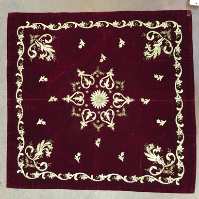 null [TURQUIE] Velour rouge brodé de fil doré à décor de fleurs et végataux stylisés....