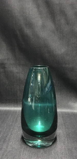 null Vase vert - Finlande, signé : "Riihimaen lasi oy Finlande 1965" (v36). H: 16...