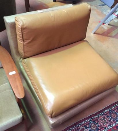null GMC. Mobilier de salon en cuir marron comprenant un canapé 3 places, un canapé...