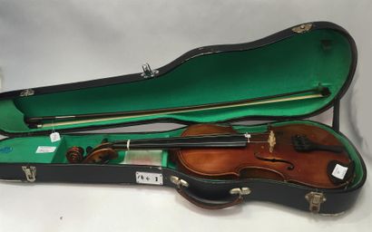 null VIOLON, archet et étui. Le violon porte une étiquette Alphone Cary. Longueur...