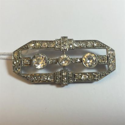 null BROCHE Art Déco en platine sertie de diamants. Trois brillants en ligne dont...