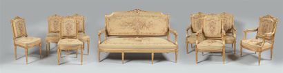 null SALON en bois sculpté et doré comprenant une suite de quatre chaises, quatre...