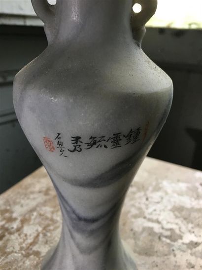 null [ASIE] Trois petit vases en pierre naturelle du Yunnan et idéogrammes.