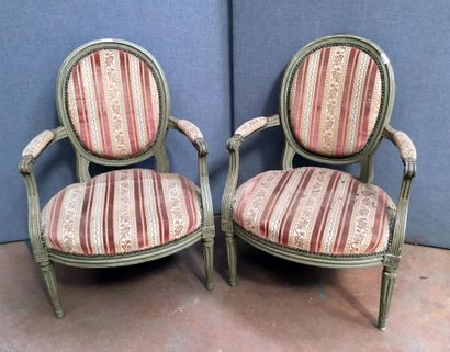 null PAIRE de fauteuils en bois mouluré et sculpté laqué gris à dossier médaillons...