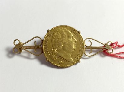 null PIECE DE LOUIS XVIII de 20 fr de 1818, montée en broche en or filigrané. En...
