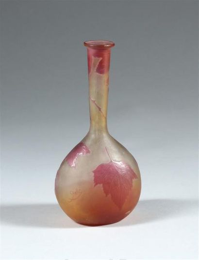 null Émile GALLÉ (1846-1904)
Vase soliflore à panse piriforme méplate en verre multicouche...