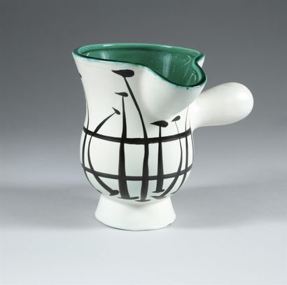 null Roger CAPRON (1922-2006) Pichet en céramique à décor noir sur fond blanc et...