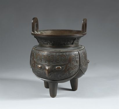 null [ASIE] CACHE POT tripode en bronze à décor de masque asiatique. H: 30 cm