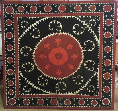 null TAPISSERIE OUZBEKISTAN à motif de roses rouge sur fond noir, contrecollé sur...