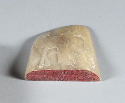 null [ASIE] SCEAU en pierre dure à décor de cheval et sage. H: 5 cm