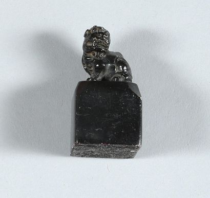 null [ASIE] SCEAU en pierre dure noire à décor de chien de Fô. H: 4.5 cm