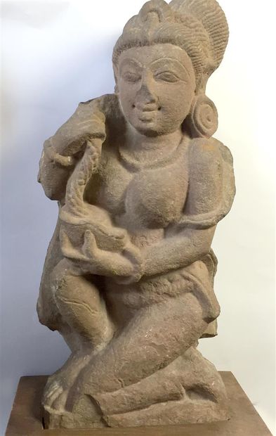 null [INDE] Danseuse assise en grès rose sculpté. H: 29.5 cm