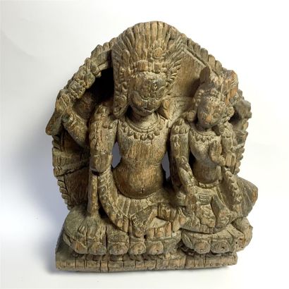 null [INDE] Couple de divinités assises en bois sculpté. H: 20 cm