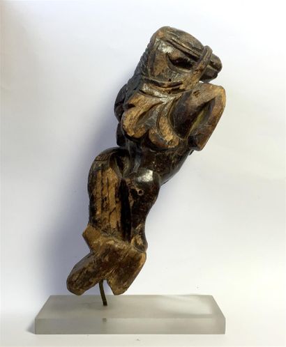 null [ASIE] Cheval cabré en bois sculpté. L: 19 cm