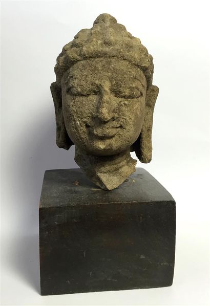 null [ASIE] Tête de Bouddha souriant en grès sculpté. H: 10 cm