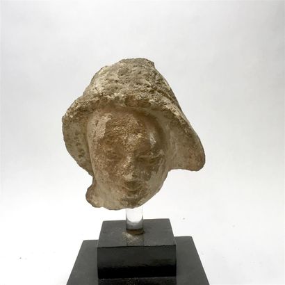 null [Haute Epoque] Tête d'homme souriant en pierre calcaire. H 14 cm environ. 