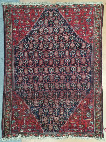 null Tapis persan fond bleu à décor géometrique. . bordure rouge 185 x 140 cm