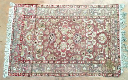 null Tapis persan fond rose à décor de fleurs et végétaux stylisés. 191 x 132 cm