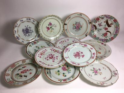 null COMPAGNIE DES INDES SUITE de 12 assiettes dépareillées de la famille rose à...