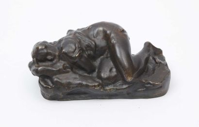 JEAN-BAPTISTE CARPEAUX (1827-1875) «Jeune fille endormie ». Bronze à patine brun...