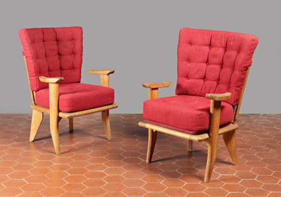 ROBERT GUILLERME (1913-1990) Paire de fauteuils en chêne. Garniture de laine rouge....