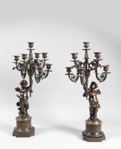 null PAIRE de candelabres à 8 bras de lumières en bronze à décor de putti. Fin XIXe....
