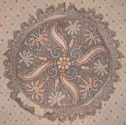 null NAPPERON, Turquie, 1900, densement brode en soie et fil metallique d'une fleur...