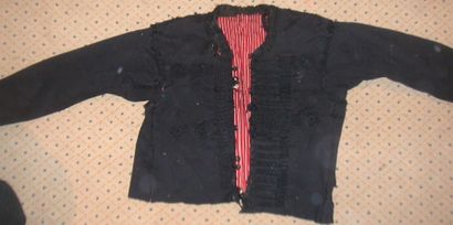 null VESTE, Maroc, drap de laine noir, boutonnage en passementerie (usures).