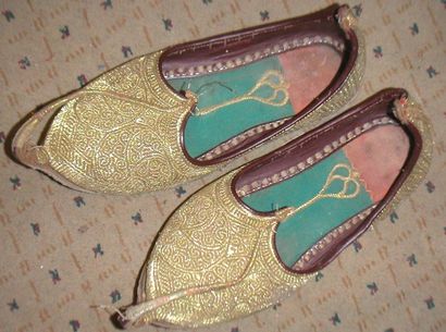 null PAIRE DE BABOUCHES, Maroc, cuir brode or