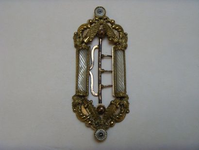 null Boucle de ceinture en métal doré et nacre ciselée. Vers 1850