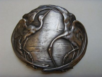 null Boucle de ceinture en métal argenté à décor de cigognes. Vers 1900