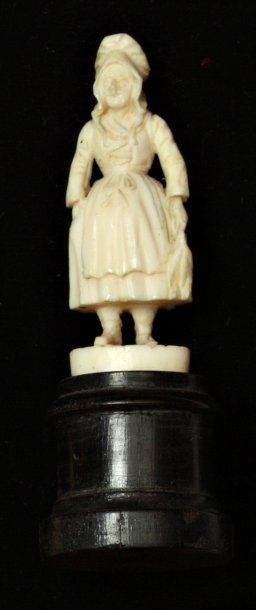 null Poletais. Personnage sculpté en ivoire. Socle en bois tourné. Vers 1850, H....