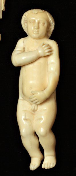 null Enfant en ivoire représenté nu couché et se tenant le ventre. XIXe siècle
