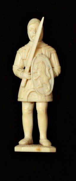 null Chevalier. Sujet en ivoire représentant un chevalier portant un écu sculpté...