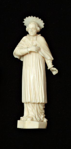 null Le curé d'Ars. Sujet en ivoire (manque sa canne). H. 8,5 cm Fin XIXe siècle....