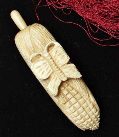 null Tabatière en ivoire représentant un épi de maïs sur lequel est posé un papi...