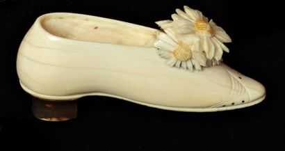 null Chaussure miniature de femme en ivoire, la boucle en forme de marguerite. Deux...