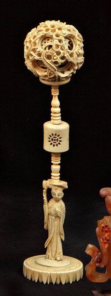 null Boule de Canton en ivoire. Chine, XIXe siècle. Avec un pied en ivoire à décor...