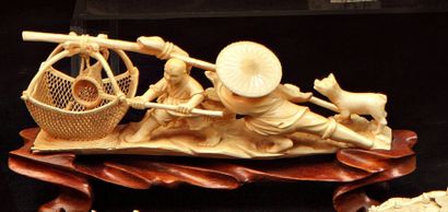 null Les pêcheurs. Groupe en ivoire sculpté de deux japonais et d'un chien tirant...