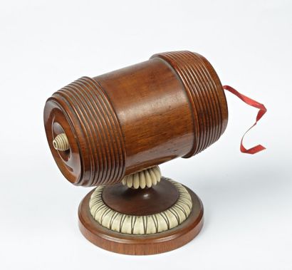 null Dévidoir de fil, en bois tourné, en forme de tonneau. XIXe siècle