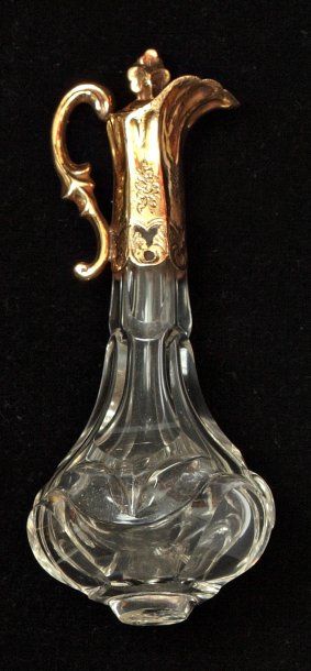 null Flacon aiguière en cristal taillé vermeil. Vers 1860