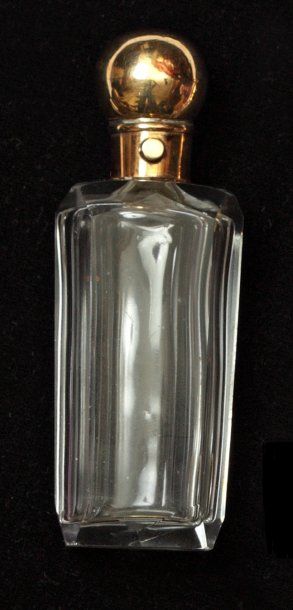 null Flacon en cristal taillé monté or. Vers 1890 (Légère bosse au bouchon)