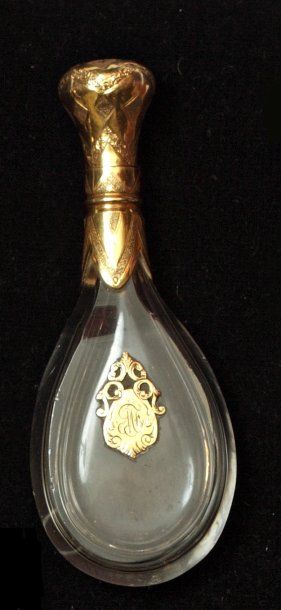null Flacon pyriforme en cristal taillé monté or. Ecusson chiffré FM. Vers 1860