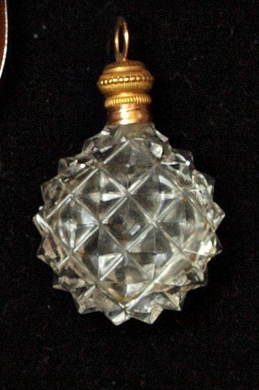 null Flacon miniature en cristal taillé en pointe de diamants. Manufacture du Creusot....