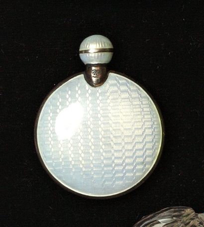 null Flacon rond en argent guilloché et émaillé bleu clair. Vers 1920