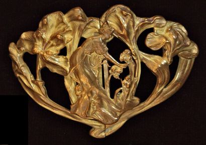 null Boucle de ceinture en métal doré à décor de femme aux iris. Vers 1900