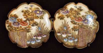 null Boucle de ceinture en céramique à décor floral japonais, monté sur métal. Fin...