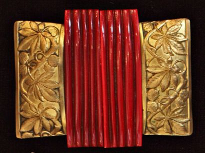 null Boucle de ceinture en métal doré à décor de feuilles de marronniers, le motif...
