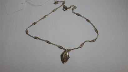 null CHAINE maille olive en or et pendentif " Sainte", anneau du fermoir en métal....
